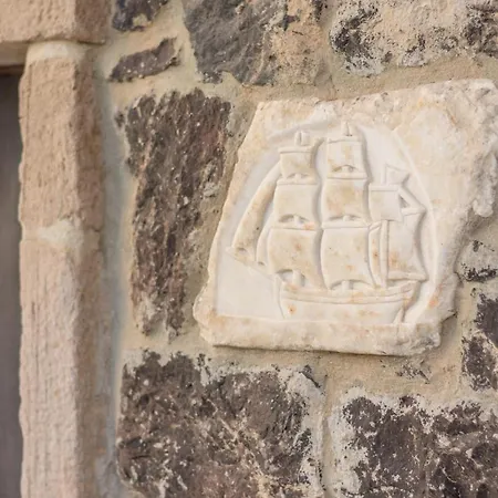 The Treasure Box - Private Stone * Plaka (Milos)